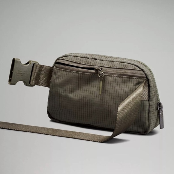 NWT Lululemon Everywhere Belt Bag EBB Carob Brown Black Pattern - Picture 3 of 6